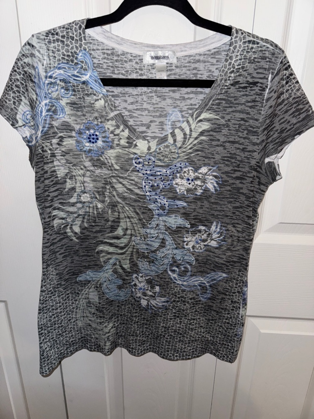 dressbarn Gray Short Sleeve V-Neck Tee with Blue Floral Accents size PL (CL)